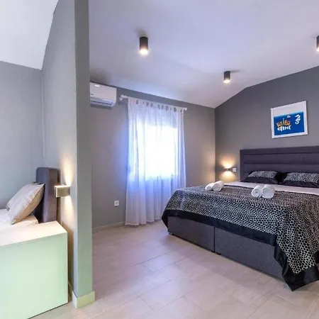 Vila Luxury With A Swimming Pool Kastel Sucurac, - 21737 *