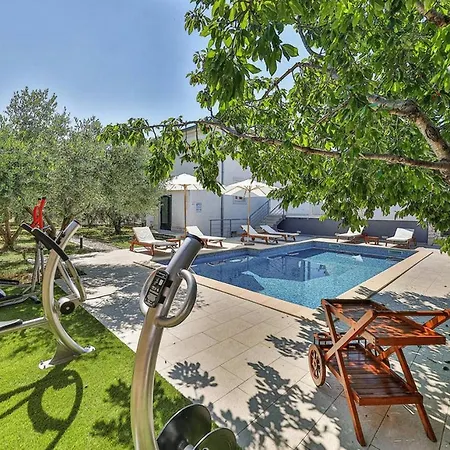 Luxury With A Swimming Pool Kastel Sucurac, - 21737 Вилла